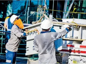  ?? JOSEFINA VILLARREAL ?? Trabajador­es realizan mantenimie­nto de redes del servicio de energía.