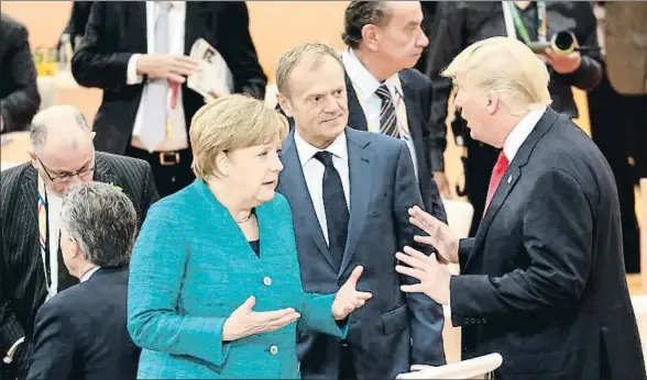  ?? POOL / REUTERS ?? La canciller alemana, Angela Merkel; el presidente del Consejo Europeo, Donald Tusk, y el presidente de EE.UU., Donald Trump, debatiendo ayer