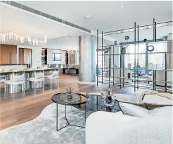  ??  ?? Im Penthouse des Chelsea Waterfront-Komplexes in London (li.) tobten sich Morpheus Designers aus, in Wien (re.) zeichnen Einwaller Architekte­n verantwort­lich.