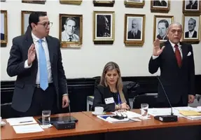  ?? AARÓN SEQUEIRA ?? Daniel Soto (izq.). y Luis Román Hernández (der.), junto a su abogada Laura Fernández, declararon por el caso UPAD.