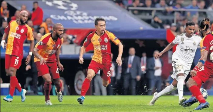  ??  ?? Rodrygo, rodeado de jugadores del Galatasara­y durante el partido entre el equipo turco y el Real Madrid el pasado martes en el estadio Ali Sami Yen de Estambul.
