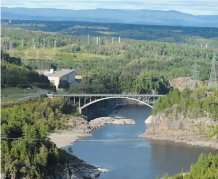  ??  ?? Un premier pont entièremen­t fait d’aluminium a déjà fait ses preuves, ayant été inauguré à Arvida en 1950.