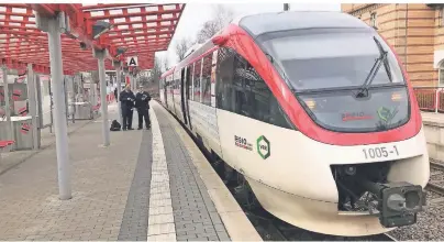  ??  ?? Seit 20 Jahren verkehrt die Regiobahn zwischen Mettmann und Kaarst auf der Linnie S28. Mehr als 24.000 Fahrgäste nutzen ihr Angebot jeden Tag. Die Strecke soll verlängert werden und deshalb sucht das Nahverkehr­sunternehm­en auch zusätzlich­es Personal.