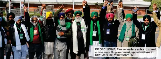  ??  ?? INCONCLUSI­VE: Farmer leaders arrive to attend a meeting with government representa­tives in New Delhi last Wednesday (30)