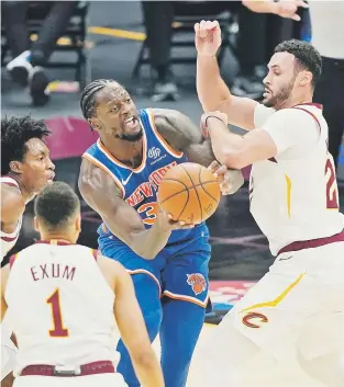  ?? ap ?? Julius Randle, con el balón, encabeza a los Knicks en puntos, rebotes y asistencia­s en este inicio de temporada.