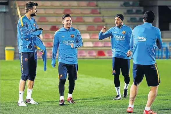  ?? . ?? Gerard Piqué, Lionel Messi, Neymar y Luis Suárez (de espaldas), ayer en la Ciutat Esportiva de Sant Joan Despí
