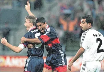 ?? FOTO: DPA ?? Wiederholu­ng nicht ausgeschlo­ssen – im September 1997 besiegten die Bayern um Torschütze Thomas Helmer und Giovane Elber (v. li.) Besiktas Istanbul 2:0 – Erkan Avseren (re.) war bedient.