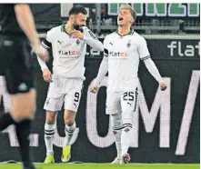  ?? FOTO: DPA ?? Torjubel in der ersten Spielminut­e: Torschütze Robin Hack (r.) und Franck Honorat.