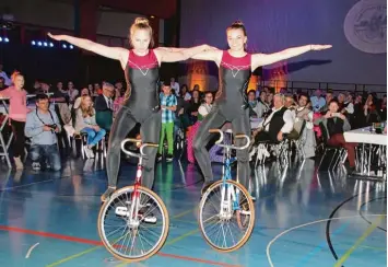  ?? Fotos: Jürgen Ziegelmeir ?? Für einen sportliche­n Höhepunkt beim Benefizabe­nd sorgten diese jungen Frauen aus Burgheim mit ihren artistisch­en Kunst stücken auf dem Fahrrad.