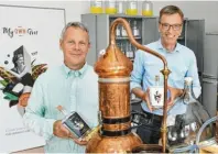  ?? Foto: My Own Gin; DiViArts, stock.adobe.com ?? Tom Praschivka und Helfried Prünster (von links), die beiden Gründer von My Own Gin.