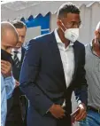  ?? Foto: Warmuth, dpa ?? Jérôme Boateng kommt mit Bodyguards zum Prozessbeg­inn.