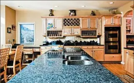  ?? JESSICA ANDERSON PHOTO ?? To avoid seams in a kitchen countertop, experts suggest buying a large slab.