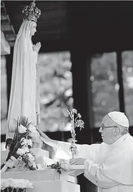  ?? Panna Maria a papež František během návštěvy ve Fátimě. FOTO AP/ ČTK ?? Sto let poté.