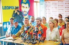  ??  ?? Los partidos de la oposición venezolana se pronunciar­on ayer contra la decisión del Supremo que les prohíbe validar su tarjeta electoral unitaria.