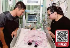  ??  ?? Chong Chai dan isteri, Choong Suet Man melihat Gaa Xin yang mengalami masalah saluran VSD memerlukan pembiayaan RM80,000.