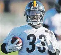  ?? AP PHOTO ?? Pittsburgh Steelers running backs Fitzgerald Toussaint runs a drill during a practice on Wednesday. With starting running back DeAngelo Williams’ right foot still hurting, Toussaint and Jordan Todman will get the carries when the Steelers face the...
