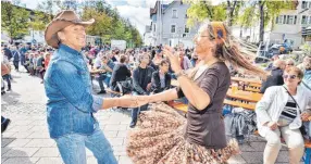  ?? FOTO: AEP ?? Manche Besucher lassen sich vom Rock’n’Roll mitreißen.