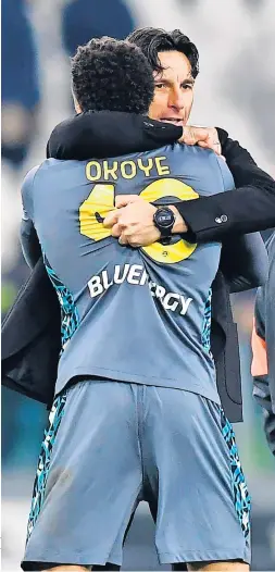 ?? ?? Trener Udinese Gabriele Cioffi gratuluje bramkarzow­i Maduce Okoye czystego konta w meczu z Juventusem.