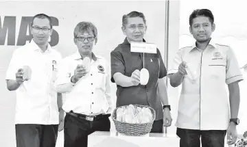  ?? - Bernama photo ?? Salahuddin (second, right) showing the Bintang Mas at the launching ceremony of the country’s first star fruit hybrid clone at Mardi Kluang yesterday.