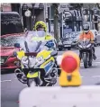 ??  ?? Polizisten auf Motorräder­n lotsten die Fahrer zur Kontrollst­ation.