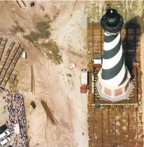  ?? DREW C. WILSON/STAFF FILE ?? A crowd of spectators watches the Cape Hatteras Lighthouse move.