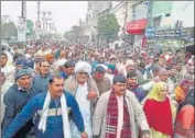  ?? MANOJ DHAKA/HT ?? Meham MLA Balraj Kundu along with his supporters during a protest in Rohtak on Sunday.