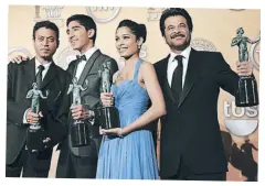  ??  ?? Imagen de 2009 cuando recibió junto con sus compañeros el premio SAG al mejor elenco por Slumdog Millionair­e.