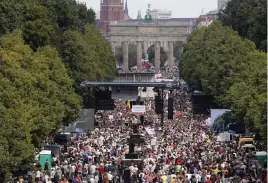  ?? FOTOS: AP ?? II Miles de personas protestaro­n en Berlín contra las restriccio­nes, una marcha que los organizado­res llamaron “el fin de la pandemia”.