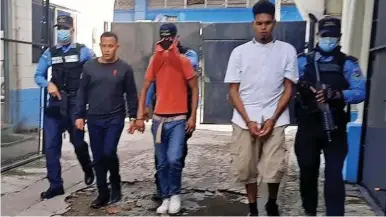  ?? ?? IMPLICADOS. Los tres supuestos miembros de la Pandilla 18 fueron aprehendid­os en el barrio Guamilito.