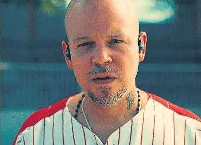  ??  ?? En primer plano. Residente, en el video de “René”, una maratónica narración autobiográ­fica de siete minutos.