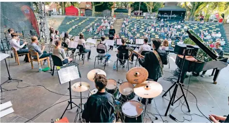 ?? FOTO: ARNULF STOFFEL ?? Vom Klassenzim­mer auf die große Bühne im Burgtheate­r: Die Big Band des GHZ eröffnete das Konzert der Jazz Initiative Dinslaken.