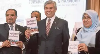  ??  ?? AHMAD Zahid selepas merasmikan simposium antarabang­sa, semalam.