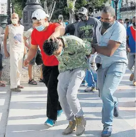  ?? STRINGER/REUTERS ?? Homens à paisana detêm manifestan­te em Havana em julho