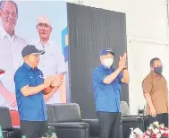  ??  ?? SELAMAT DATANG: Muhyiddin menerima tepukan gemuruh daripada rakyat Beluran sejurus tiba sambil diiringi Ronald.