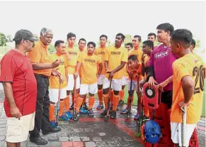  ?? — FAIHAN GHANI / The Star ?? Giving full attention: Olak manager Joseph De Silva (second from left) talking to the players before a training session at the Pandamaran Hockey Stadium in Klang. On the left is coach Paul Raj.