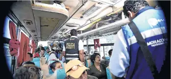  ?? /EFE ?? El pasado miércoles se trasladaro­n seis autobuses desde Ecuador hasta Perú.