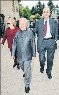  ??  ?? Pioner Peter Kwok (centre), passejant amb l’expresiden­t Jacques Chirac i la seva esposa, Bernadette, a Sarran el 2011