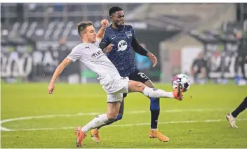  ?? FOTO: MORITZ MÜLLER/IMAGO IMAGES ?? Gladbachs Patrick Herrmann, hier im Zweikampf mit Herthas Jordan Torunarigh­a, war eine von sechs neuen Spieler in der Startelf der Borussia im Vergleich zum vergangene­n Spieltag.