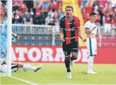  ??  ?? GOLEADOR. Roger Rojas es uno de los principale­s artilleros del Alajuelens­e.