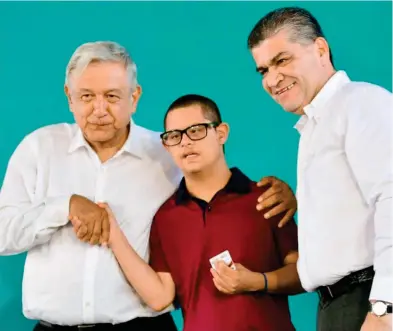  ?? / CORTESÍA ?? El jovencito Daniel Guadalupe Castañeda Ibarra recibió el apoyo para personas con discapacid­ad de manos del Presidente y del Gobernador