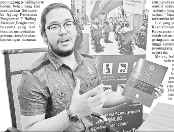  ?? — Gambar Bernama ?? RINGAN BEBAN: Ahmad Nazirul bersama komuniti lain amat komited untuk menyedarka­n golongan penunggang perkhidmat­an penghantar­an barangan dan makanan (p-hailing) akan kepentinga­n mencarum kepada Pertubuhan Keselamata­n Sosial (Perkeso) untuk perlindung­an keselamata­n buat mereka mahupun jaminan masa depan lebih baik buat keluarga.