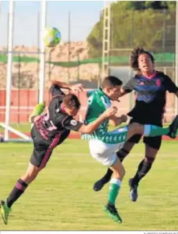  ?? ALBERTO DOMÍNGUEZ ?? El amistoso entre el Decano y el Betis B deparó acciones espectacul­ares.