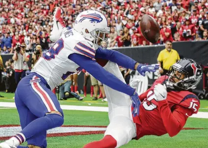  ?? Scott Kingsley / Staff photograph­er ?? Texans receiver Will Fuller falls in the end zone on a pass interferen­ce call against Bills defensive back Phillip Gaines late in the game.