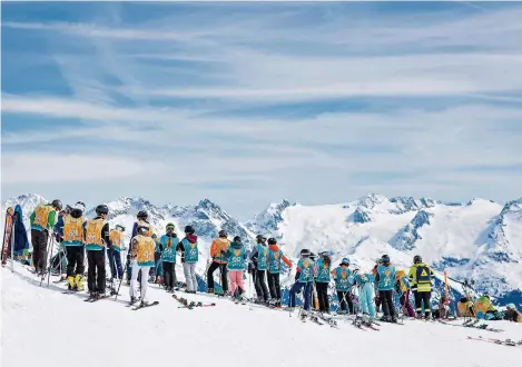  ?? (DISENTIS, 22 MARS 2024/TEAM CHALLENGE @MIR. G) ?? Les épreuves de ski comptent pour une bonne part des points en jeu lors du «Challenge», qui rassemble chaque année des étudiants des deux écoles polytechni­ques fédérales.
MATT, 49 ANS, UN ANCIEN DE L’EPFZ VENU PARTICIPER À CETTE ÉDITION