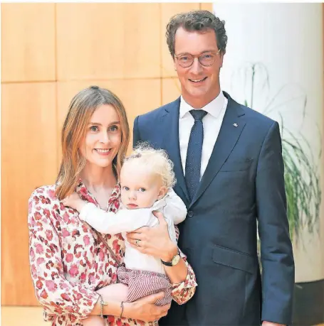  ?? FOTOS: ROBERTO PFEIL/DPA ?? Hendrik Wüst ist mit seiner Ehefrau Katharina und Tochter Philippa in den Landtag gekommen, wo er sich zur Wiederwahl zum Ministerpr­äsidenten stellte.