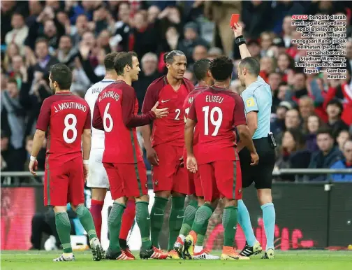  ??  ?? ALVES (tengah) diarah meninggalk­an padang apabila dilayangka­n kad merah selepas mengasari Kane (tidak kelihatan) pada aksi persahabat­an di Stadium Wembley, London pada Khamis lepas. — Gambar Reuters