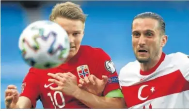  ??  ?? Odegaard y Yacizi compiten por un balón.