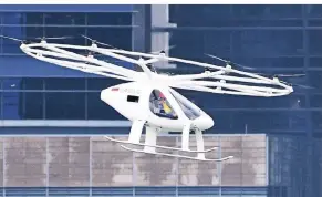  ?? FOTO: DPA ?? Die weiße Drohne der deutschen Firma Volocopter absolviert­e in Singapur ihren ersten öffentlich­en bemannten Testflug. Zwei Minuten lang flog der Pilot. Er legte 1,5 Kilometer zurück bei einer durchschni­ttlichen Höhe von 40 Metern.