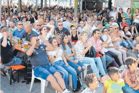  ?? FOTOS: ANNE JETHON ?? Tor gegen Deutschlan­d: Vielen Fans sieht man die Enttäuschu­ng deutlich an.