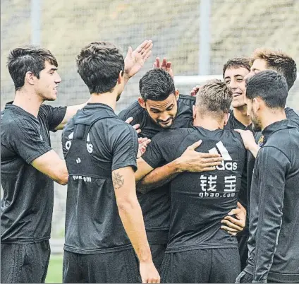  ?? FOTO: UNANUE ?? Buen ambiente Las bromas, como las que le hacen a Willian José, estuvieron presentes en la última sesión antes de iniciar la Liga